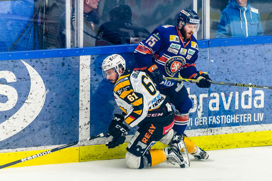 Växjös Liam Reddox tacklar Skellefteås Fredrik Lindgren