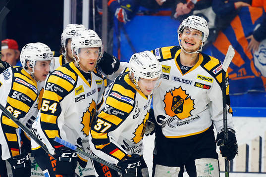 Skellefteås Kirill Kabanov gör 0-1 och jublar med sina