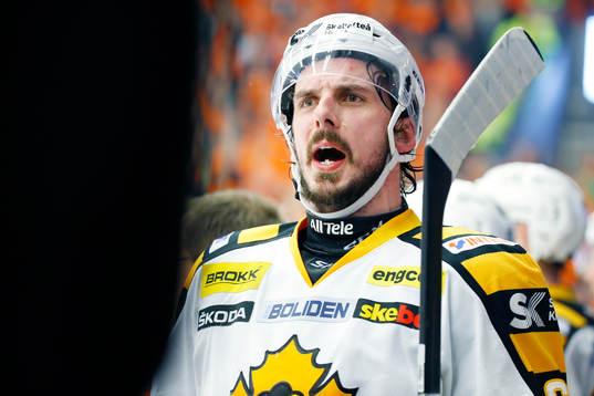 Skellefteås Fredrik Lindgren ropar mot Växjös bås
