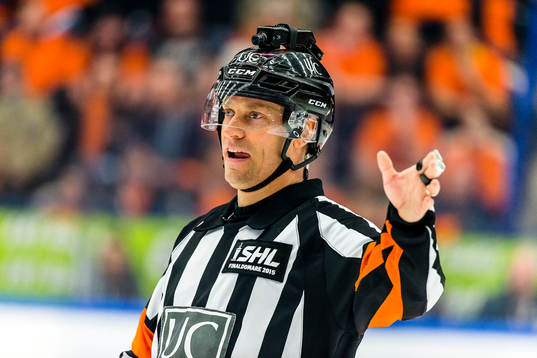 Domare Sören Persson med tv-kamera på hjälmen