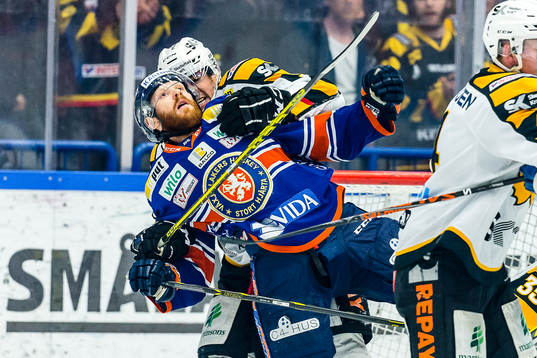 Skellefteås Martin Sevc välter Växjös Liam Reddox