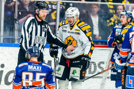 Skellefteås Martin Sevc ser ner på Växjös Liam Reddox