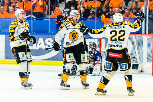 Skellefteås Rob Schremp (mitten) jublar