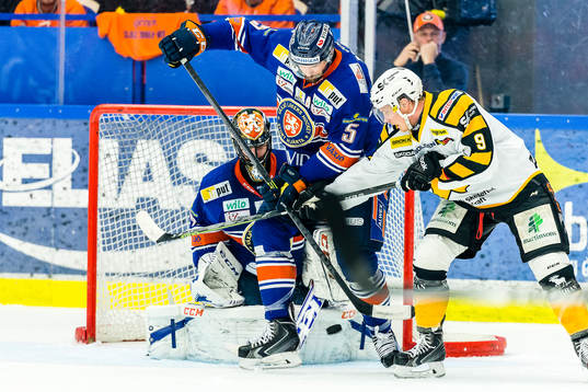 Skellefteås Patrik Zackrisson oroar framför Växjös Noah