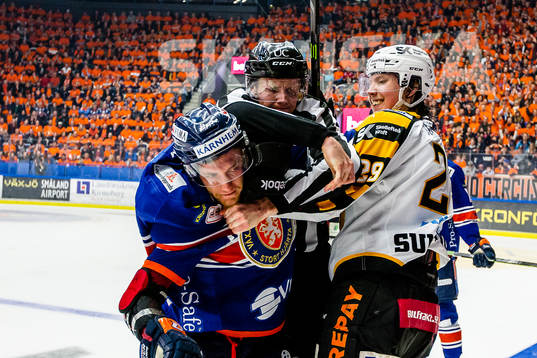 Skellefteås Oskar Sundqvist trycker ner Växjös Eric