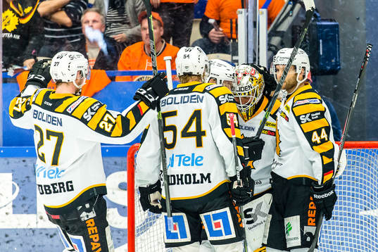 Skellefteås spelare firar målvakt Markus Svensson