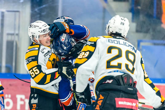 Skellefteås Martin Sevc i gruff med Växjös Josh Hennessy