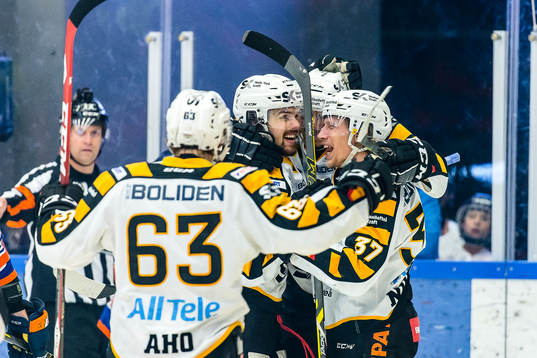 Skellefteås Axel Holmström och John Norman firar Kirill