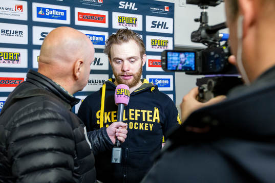 Skellefteås målvakt Markus Svensson blir intervjuad