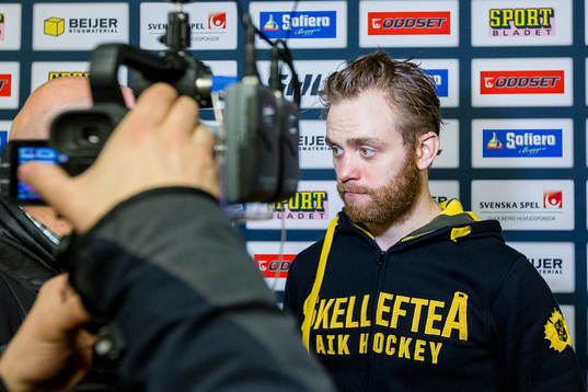Skellefteås målvakt Markus Svensson blir intervjuad