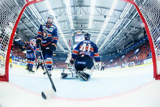 Växjös Noah Welch plockar pucken ur egna målet