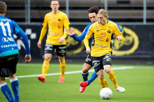 Elfsborgs Anton Andreasson jagas av Halmstads Sead