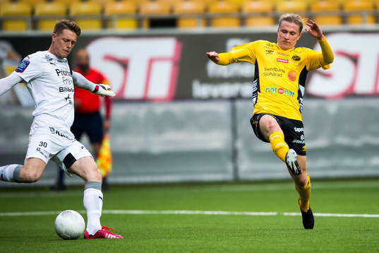 Elfsborgs Viktor Götesson försöker stoppa en utsprack av
