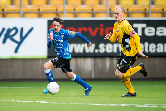 Halmstads Henrik Johansson jagas av Elfsborgs Viktor Nilsson