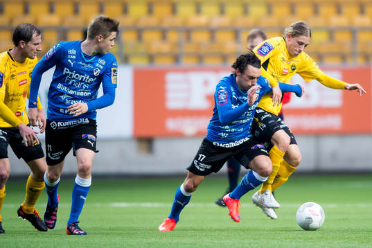 Kamp mellan Elfsborgs Anton Andreasson och Halmstads Sead