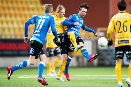 Kamp mellan Halmstads Sead Haksbanovic och Elfsborgs Anton