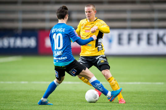 Elfsborgs Anton Lans tar sig förbi Halmstads Henrik