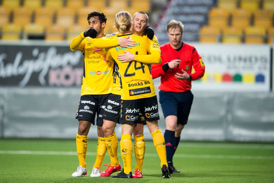 Elfsborgs Viktor Götesson (rygg mot kameran) jublar ihop