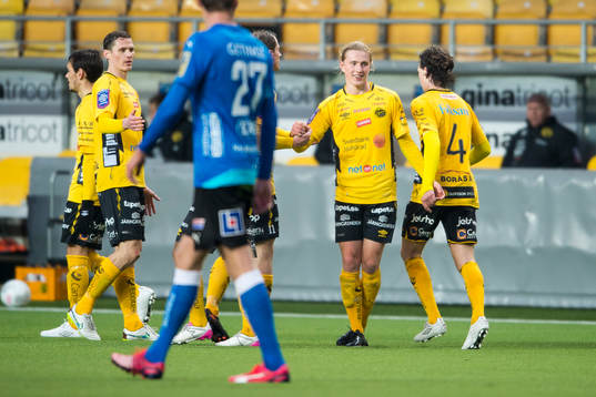 Elfsborgs Viktor Götesson (mitt i bild) jublar