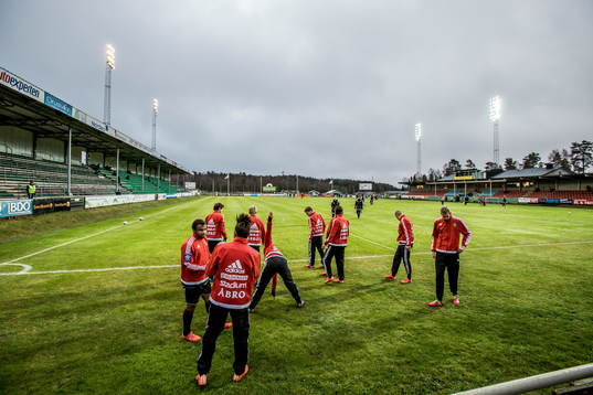 Brommapojkarna värmer upp