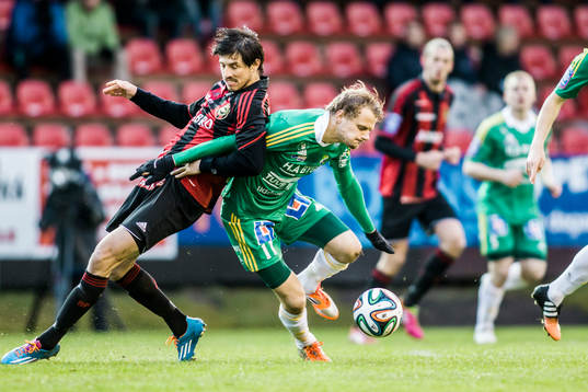 Ljungskiles Jakob Olsson med bollen före Brommapojkarnas