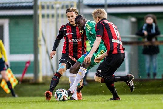 Ljungskiles Ken Sema med bollen mellan två