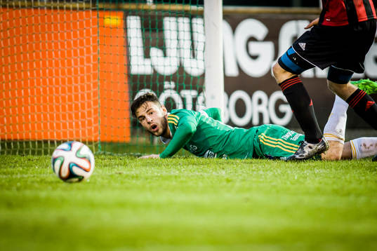 Ljungskiles Admir Bajrovic  tittar mot bollen