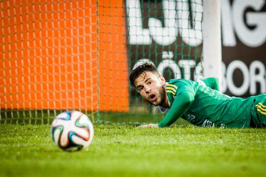 Ljungskiles Admir Bajrovic  tittar mot bollen
