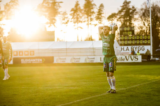 Ljungskiles Niclas Andersén  kastar ett inkast