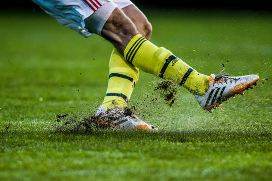 Brommapojkarnas målvakt Davor Blazevic skjuter en utspark