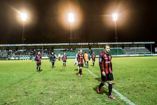 Brommapojkarnas spelare deppar när de vandrar av planen