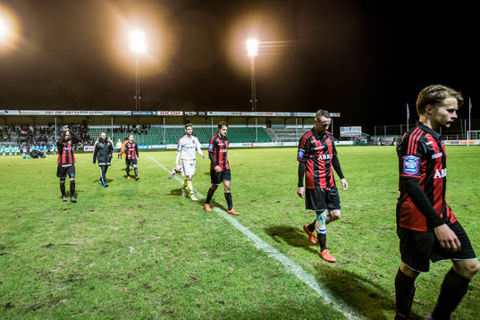 Brommapojkarnas spelare deppar när de vandrar av planen