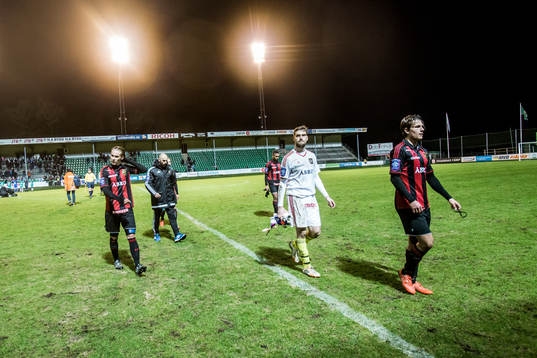 Brommapojkarnas spelare deppar när de vandrar av planen