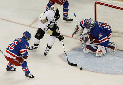 Pittsburgh Penguins Patric Hörnqvist (C) shoots wide