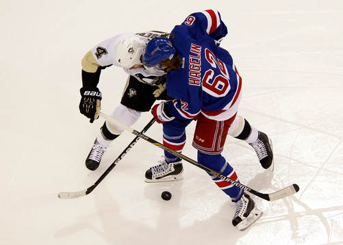 New York Rangers Carl Hagelin (R) fights for the puck with
