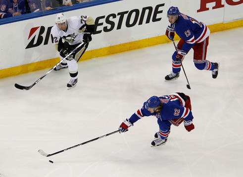 Pittsburgh Penguins Patric Hörnqvist (L) passes the puck
