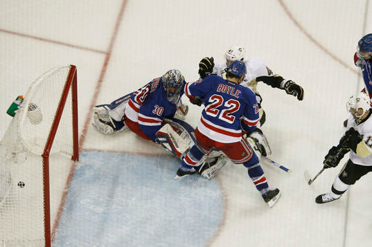 Pittsburgh Penguins Blake Comeau (R) scores a goal past New