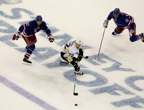 Pittsburgh Penguins Patric Hörnqvist (C) skates between
