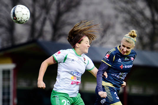 Hammarbys Helen Eke i nickduell med Rosengårds Anja Mittag