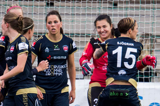 Rosengårds målvakt Zecira Musovic kramas om av Therese