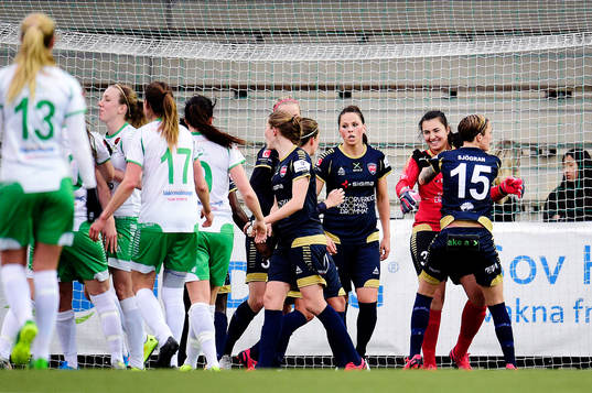 Rosengårds Therese Sjögran kramar om målvakt Zecira
