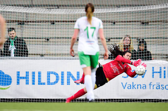 Rosengårds målvakt Zecira Musovic räddar en straff av