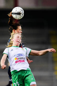 Hammarbys Julia Karlenäs i nickduell med Rosengårds Edina