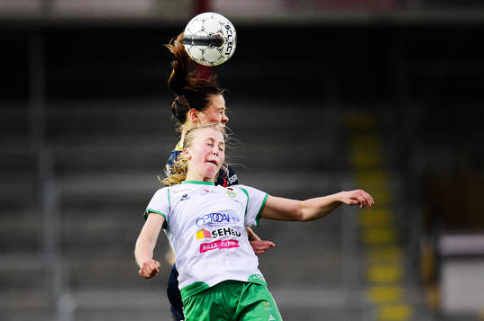 Hammarbys Julia Karlenäs i nickduell med Rosengårds Edina