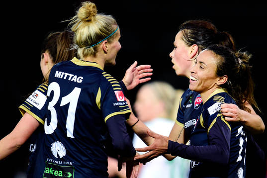 Rosengårds Marta Viera Da Silva (th) gör 2-0 och jublar