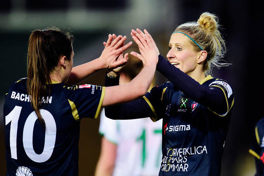 Rosengårds Ramona Bachmann (tv) gör 4-0 och jublar med