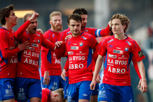 Örgrytes Jakob Lindström (h) gratuleras
