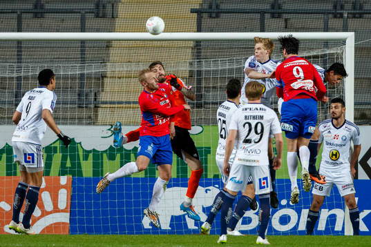 Kamp om bollen framför Husqvarnas målvakt Zoran Akovic