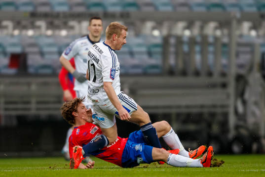 Husqvarnas Johan Karlefjärd glidtacklas av Örgrytes Jakob