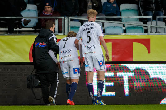 Husqvarnas Philip Bernholtz skadar sig och får hjälp av
